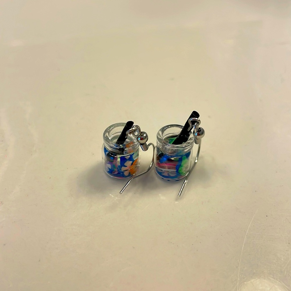 I am selling these earring. I have never worn them, please enjoy!